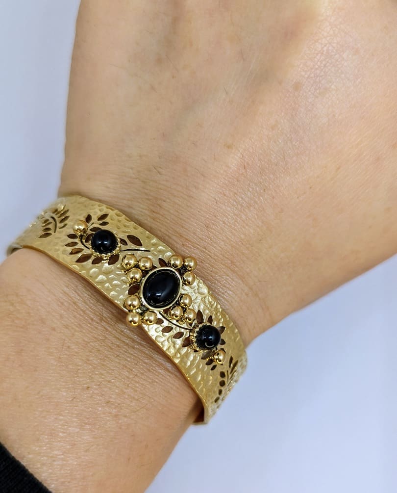 Bracelet femme en acier inoxydable doré  tendance orné de pierres naturelles noires.